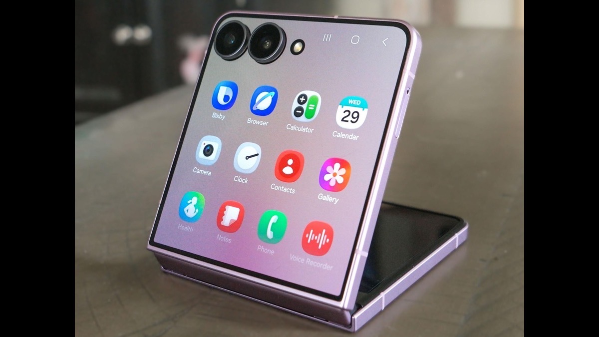 Galaxy Z Flip 7 ביקורת: הקומפקטית החכמה ששווה את המחיר